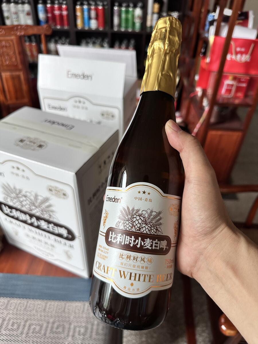 手持埃姆登比利时小麦白啤750ml展示大瓶体量感实拍